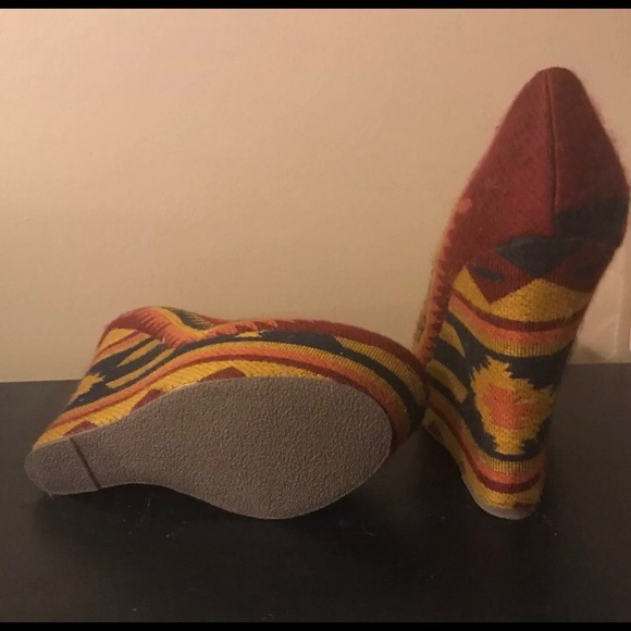 Steve Madden Aztec Wedges Size 8.5 - Picture 4 of 4